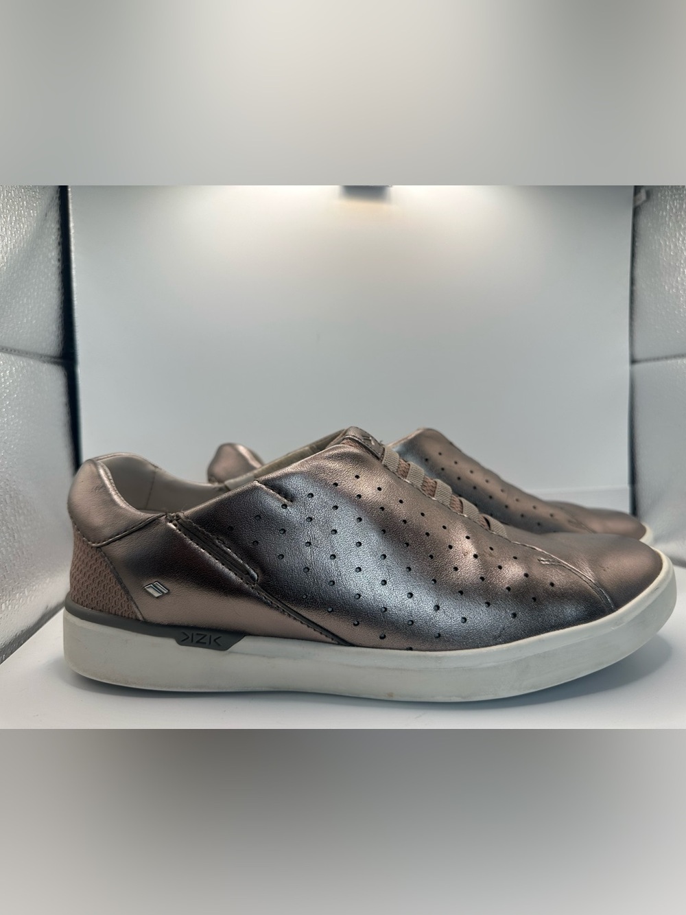 Kizik Women’s Miami Pewter Bronze Hands Free Sneakers Size 8 Leather Breathable